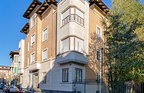 Crocetta Apartment | Politecnico and Central Turin with private parking - residential area