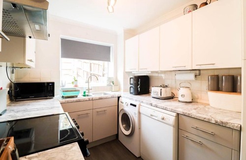 Cray Valley East Apartment | Polperro House - Stylish & Chic 2bed Hse