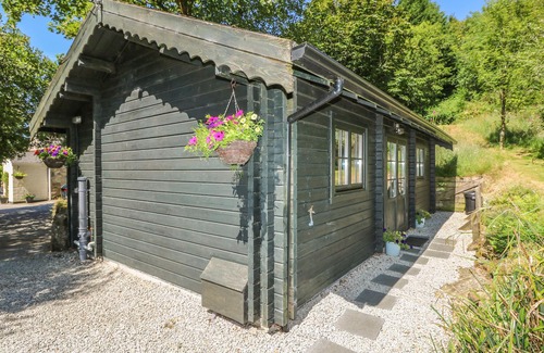 Mabe Cottage | POND CABIN, pet friendly, with a garden in Truro
