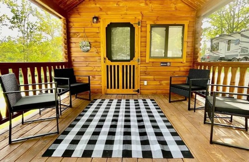 Jonesville Cabin | Pond View Cabin near Ark Encounter with Loft