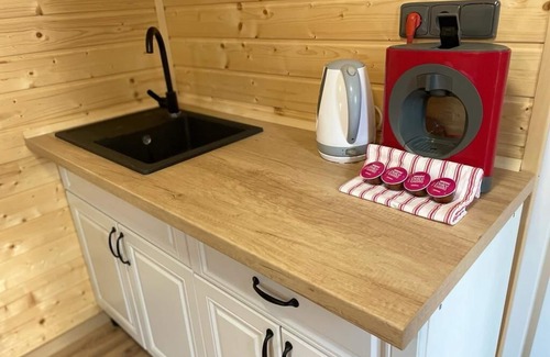 Dolni Laz Ski Chalet | Pond view tiny house with big patio and breakfast, rural