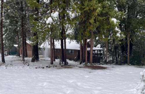 Mariposa House | Ponderosa Creekside Retreat