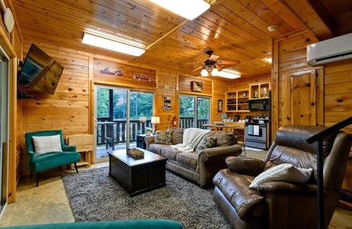 Broken Bow Cabin | Pondfront | Centrally Located | Hot Tub | 3 Story