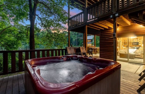 Broken Bow Cabin | Pondfront | Centrally Located | Hot Tub | 3 Story