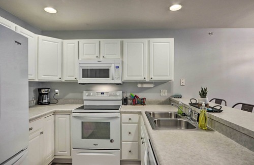 Camdenton Condo | Pool Access & Lake Views: Camdenton Condo