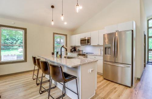Albrightsville House | Pool and Beach Access Charming Poconos Cabin!