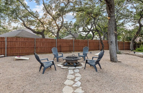 Braun's Farm House | Pool & Game Room By 6 Flags & SeaWorld - Sleeps 10