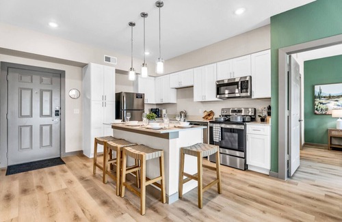 Lacy-Lakeview Apartment | Pool, Gym, New Build, Mins to DT Waco & BU | TZ2