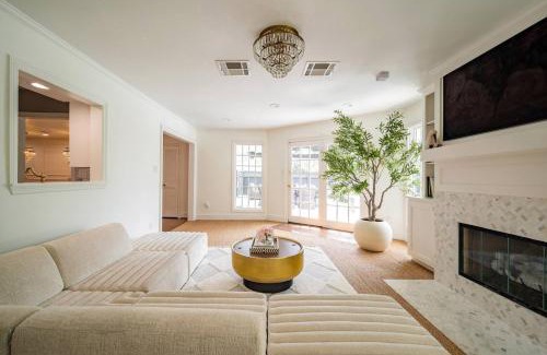 Houston House | POOL Heated Spa Galleria sleeps 12 Griddle