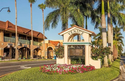 Plantation House | Pool Home- 3BR 2BA House Near Beaches & all that Beautiful Venice as to offer!