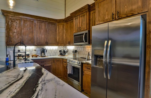 Pickens Cabin | Pool & Hot Tub Pickleball | Sleeps 20+