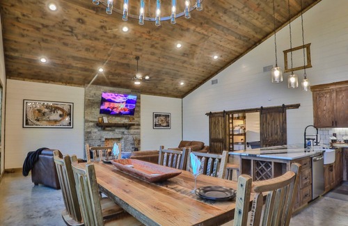 Pickens Cabin | Pool & Hot Tub Pickleball | Sleeps 20+