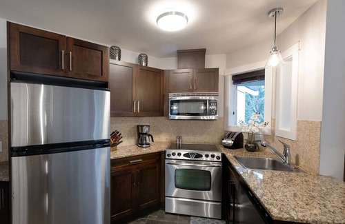 Regional District of Nanaimo Apartment | Pool Hottub Kayaks BBQ Tides & Tranquility Suite A