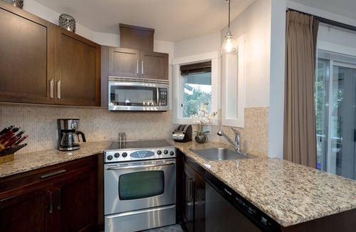 Regional District of Nanaimo Apartment | Pool Hottub Kayaks BBQ Tides & Tranquility Suite A