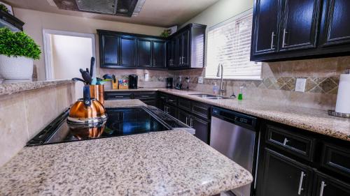 Mission Bend House | Pool House, 20 Minutes from DT 4BDR for 10 Guests - Winkleman