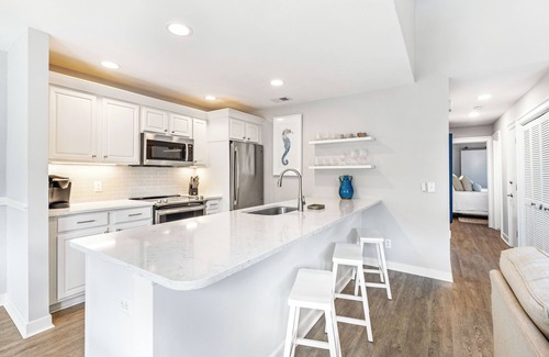 Sea Pines Condo | Pool View, Open Plan, Pet Friendly & No Carpeting!