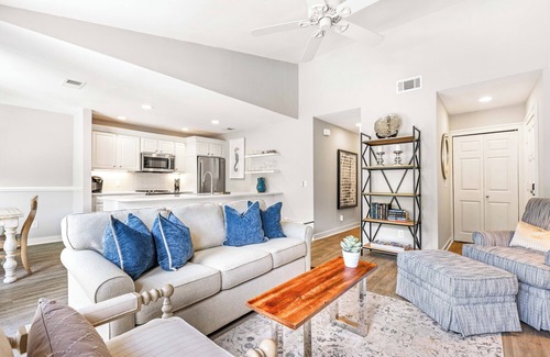 Sea Pines Condo | Pool View, Open Plan, Pet Friendly & No Carpeting!