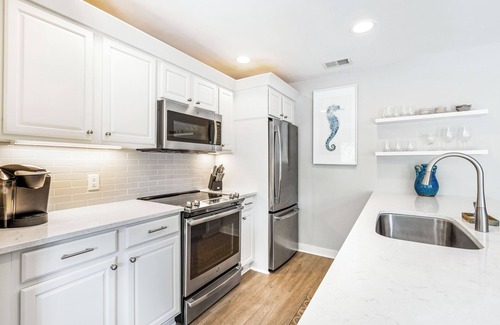 Sea Pines Condo | Pool View, Open Plan, Pet Friendly & No Carpeting!