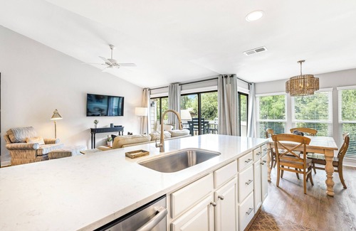 Sea Pines Condo | Pool View, Open Plan, Pet Friendly & No Carpeting!