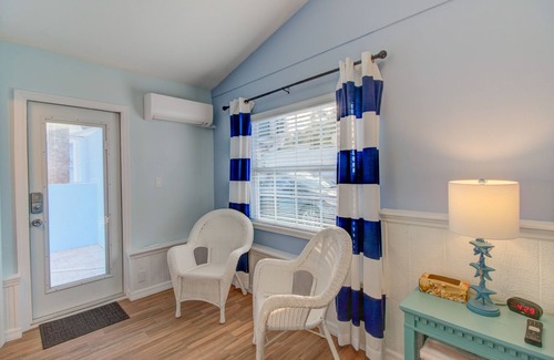 Siesta Key Hotel | POOL VIEW V5 King Bedroom Siesta Key Walk to beach DAILY SPECIALS