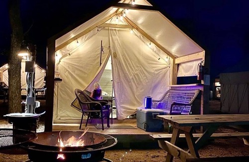 Sutherland Springs House | Poolside Glamping Cabin by creek with kayaking, paddle boarding, hot tub! - RCA