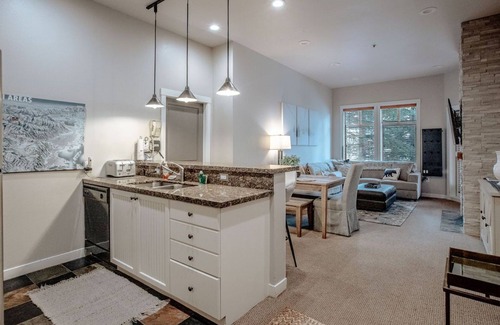 Salt Lake Mountain Resorts Condo | Poolside Pines Suite by Cottonwood Lodging
