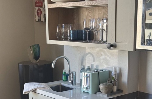 Avon Condo | Pop Art Villa Riverfront | Studio