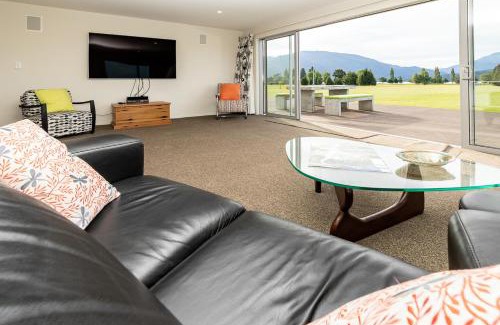 Te Anau House | Poppa Pete's - Te Anau Holiday Home