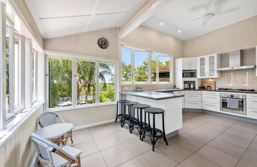 Bardon House | Poppy's Place! 4Bed/1Bath/2Car/Views/House ~ Bardon