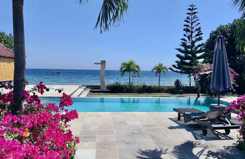 Gerokgak Villa | Popular luxury family-friendly beachfront villa with private pool, staff