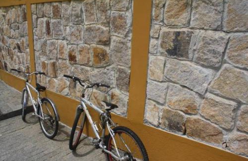 Caraguatatuba House | Por de sol no mar da cama