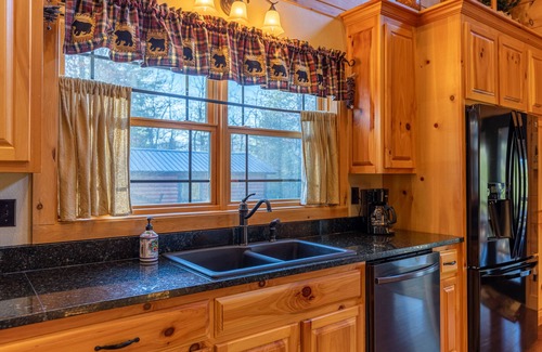 Frank Cabin | Porridge Pot - Log cabin with hot tub and arcade near Marion and Banner Elk!