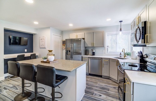 Port Clinton House | Port Clinton 4 Bdrm Luxury-2 blocks from beach