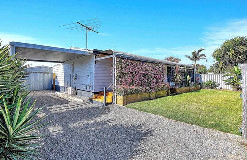 Port Willunga House | Port Parade Poolside BBQs and Modern Beach Living