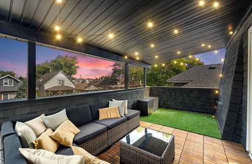 Chicago House | Portage Park,Jacuzzi, Movie Theater, Game Room, Gym, Arcade, Fits 16 Guest, Deck
