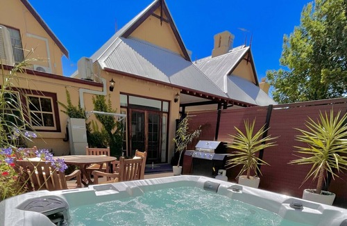 Albury Apartment | Porters Cottage Grande (two units)