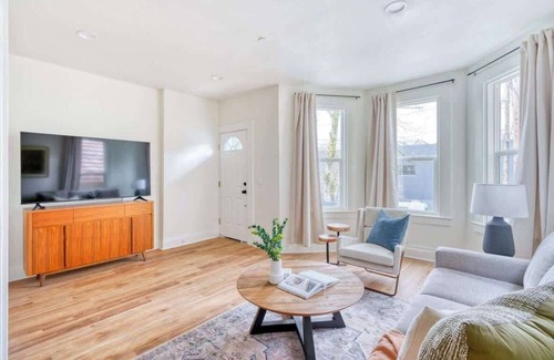 Uptown House | Portland Oasis - Stylish 4br Home in Nob Hill