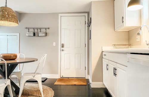 East Bayside Apartment | PORTLAND PENINSULA-SPACIOUS WALKABLE EAST END SPOT