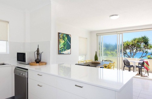 Noosa Heads Apartment | Portofino 4 - Beachfront apartment at the Pristine sands of Noosa Main beach