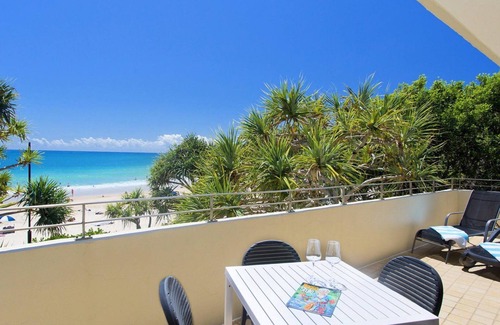 Noosa Heads Apartment | Portofino 4 - Beachfront apartment at the Pristine sands of Noosa Main beach