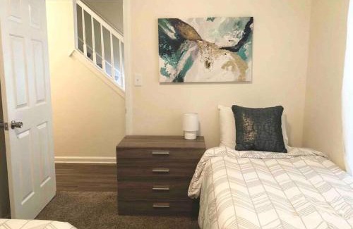 Durham House | * Posh Place * King Bed * Long Term Stays *