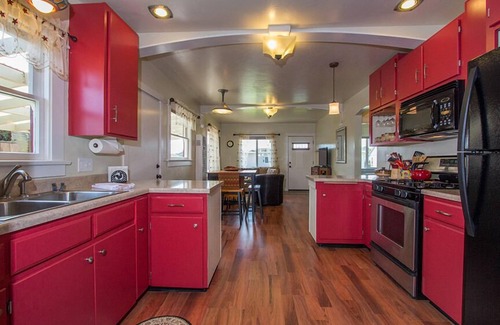 Arcata House | Potter's Bungalow - Near Downtown Plaza, 3 bed