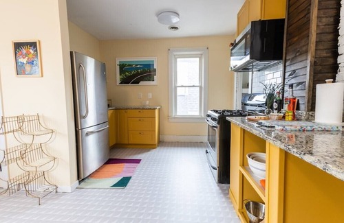 Bay View House | Potter Upper · Bright 1.5BR in the Heart of Bay View - w/Parking