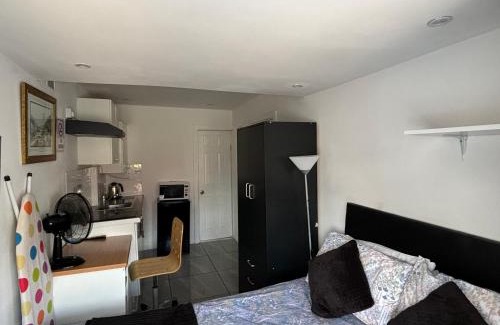 Coventry Apartment | Practical onsite Cosy Studio with Shared Entrance