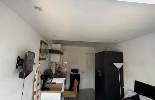Coventry Apartment | Practical onsite Cosy Studio with Shared Entrance