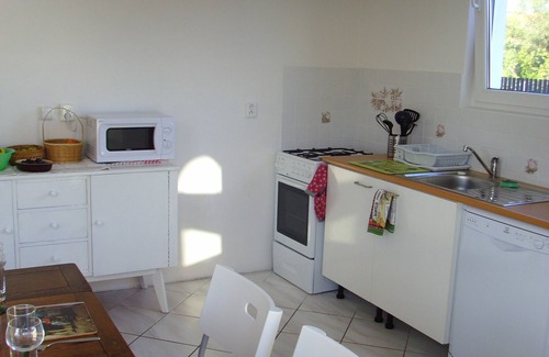 Statenice Cottage | Prague 13 mins by bus. Rural Cottage for 2 up to 45 Guests