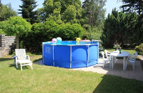 Statenice Cottage | Prague 13 mins by bus. Rural Cottage for 2 up to 45 Guests