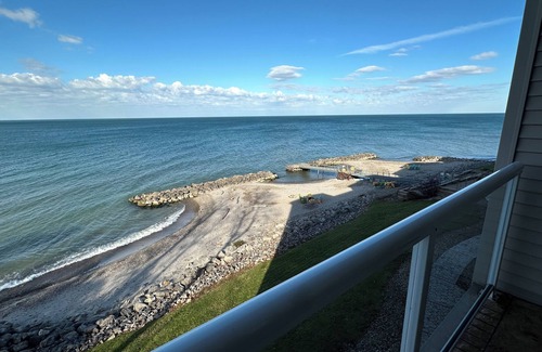 Geneva Condo | Premier 2 br/3ba Lakefront condo Sleeps 4 Also has Lakeview from Master Bedroom