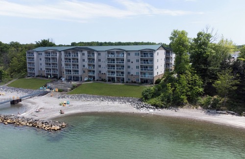 Geneva Condo | Premier 2 br/3ba Lakefront condo Sleeps 4 Also has Lakeview from Master Bedroom