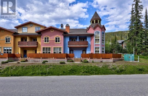 Sun Peaks House | Premier mountain luxury | Top location | Ski in/out | Village access | Hot Tub